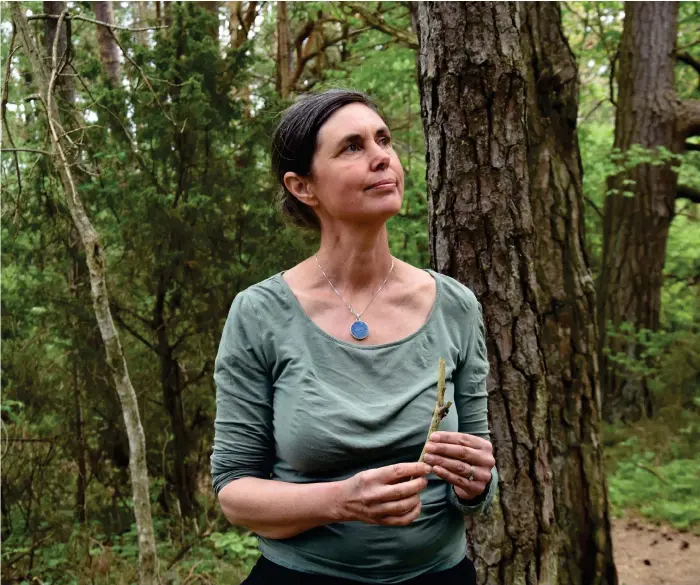  ?? Bild: Marita Adamsson ?? Helena Johard är biolog, forskare och konstnär. Nu väljer hon bort forskninge­n för att lägga sin energi på skogsbad och konst.