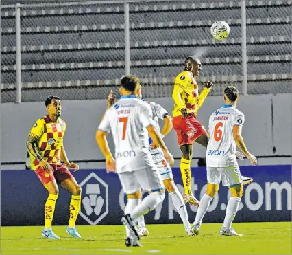  ?? KARINA DEFAS / EXPRESO ?? Estrategia. Los jugadores de Aucas señalaron que será clave ser fuertes en el juego aéreo en la casa del Nacional paraguayo.