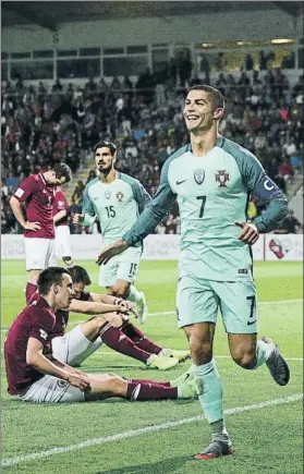  ?? FOTO: EFE ?? Cristiano Ronaldo celebra uno de sus dos goles en Letonia