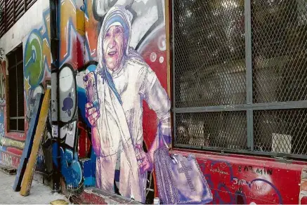  ??  ?? Montagem com foto da Madre Teresa de Calcutá em parede externa do Mercado de las Pulgas, em Colegiales