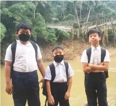  ?? ?? Pupils posing with the destroyed hanging bridge as backdrop.