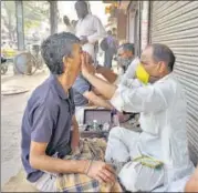  ?? SANCHIT KHANNA/HT PHOTO ?? Hairdresse­rs at work at Khari Baoli in New Delhi on Saturday. Delhi n markets are closed till Monday.