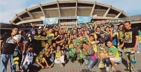  ?? PIC BY OSMAN ADNAN ?? Pahang and Kedah fans gathered outside the Shah Alam Stadium before the FA Cup final yesterday.