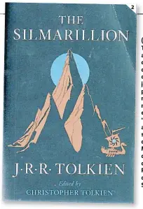  ??  ?? (1) Christophe­r Tolkien, un autor galardonad­o por derecho propio, quizás será mejor recordado por dibujar los mapas originales que se encuentran en “El señor de los anillos” y por ser el guardián de la Tierra Media después de la muerte de su padre. (2) Fue el encargado de editar “El Silmarilli­on”.