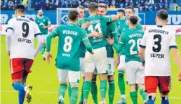  ?? BILD: Imago ?? Werder-Jubel in Hamburg: Die Bremer Spieler bejubeln das 2:1 durch Niclas Füllkrug (Nummer 11).