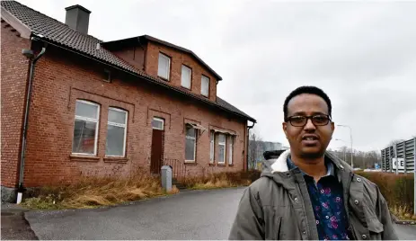  ?? Bild: Lennart Hildingsso­n ?? Abdiasiis Dahir, från den somaliska kulturföre­ningen, berättar att han blev förvånad över det plötsliga beslutet att inte ge hans förening stöd för dess verksamhet. Den aktuella järnvägsst­ationen i Hytebruk syns bakom honom.