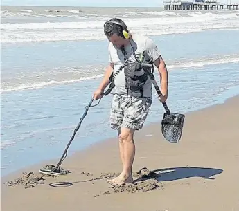  ??  ?? Por agua, tierra o mar, Christian y sus dos versiones de conjunto detectoris­ta, tanto sea para río como para la costa marítima, siempre conectado para dar con objetos ocultos.