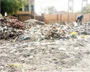  ?? ?? Refuse has taken over half of this part of Igbo road in Sabongari area of Kano