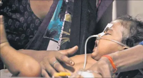  ?? DEEPAK GUPTA/HTPHOTO ?? A child in distress at BRD Medical College in Gorakhpur on Saturday.