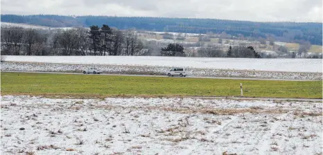  ?? FOTO: PATRICK LAABS ?? Zwischen dem Neubaugebi­et „Reutäcker“(im Vordergrun­d, schneebede­ckt) und der Bundesstra­ße 313 (zwei fahrende Autos) liegt das Gebiet „Zeilen“, auf dem sich ein „Netto“-Markt ansiedeln will.