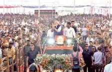  ?? E. LAKSHMI NARAYANAN ?? Warm reception: Prime Minister Narendra Modi greeting BJP cadre at a public meeting in Salem on Tuesday.