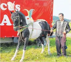  ?? FOTOS: YVONNE ROITHER ?? Mario Serano gastiert mit seinem kleinen Familienzi­rkus „Serano“in Achberg und Hergenswei­ler.