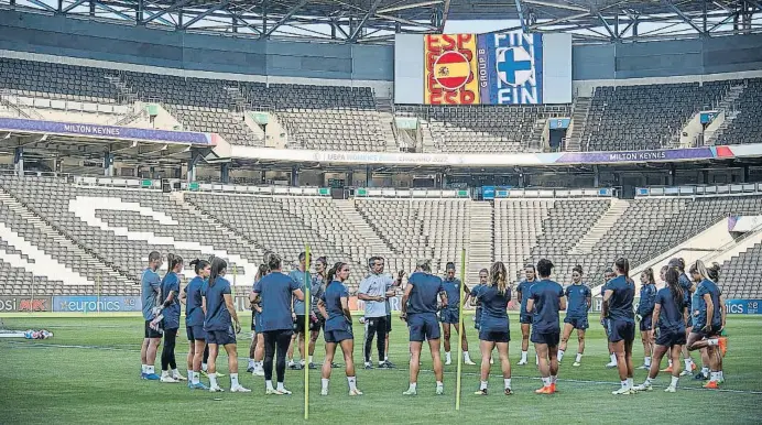  ?? LFEF ?? Espanya es va entrenar ahir sobre la gespa de l’Stadium MK de Milton Keynes, on avui s’enfronta a Finlàndia en el debut a l’Eurocopa