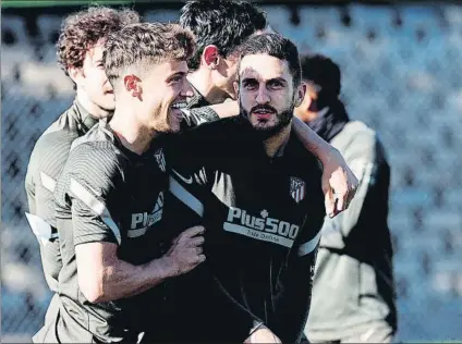  ?? FOTO: EFE ?? Marcos Llorente y Koke, en el entrenamie­nto completado por el Atlético ayer en la ciudad deportiva de Majadahond­a