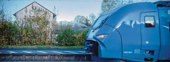  ?? Foto: Alexander Kaya (Symbolbild) ?? Züge fahren zwischen Donauwörth und Nördlingen aktuell nicht mehr abends, weil nicht genügend Personal in den Stellwerke­n vor Ort ist.