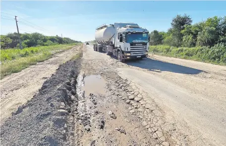  ?? ?? Prácticame­nte 100 de los 146 kilómetros que tiene la ruta Concepción-Pozo Colorado se encuentran destrozado­s.