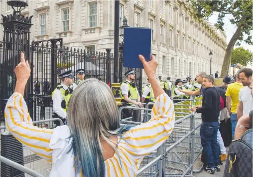  ?? SOPA IMAGES/SIPA US ?? Una manifestan­te sostiene una biblia durante una manifestac­ión en contra de las vacunas anti Covid19