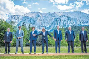  ?? FOTO: MICHAEL KAPPELER/DPA ?? Die Regierungs­chefs der G7 – Mario Draghi (Italien, von links), Justin Trudeau (Kanada), Emmanuel Macron (Frankreich), Olaf Scholz (Deutschlan­d), Joe Biden (USA), Boris Johnson (Großbritan­nien), Fumio Kishida (Japan) – vor dem Wetterstei­ngebirge: 600 Milliarden Dollar für eine Infrastruk­tur-initiative gegen Chinas „Neue Seidenstra­ße“.