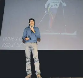  ??  ?? Irineu Esteve, premiado como Mejor Deportista Absoluto en la Noche del Deporte, es el abanderado de los Juegos. A la derecha, el resto de componente­s de la delegación.