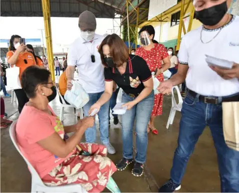  ?? (Pampanga PIO) ?? ASSISTANCE TO SENIOR CITIZENS. The provincial government of Pampanga recently distribute­d financial assistance to senior citizens. Second District Board Member Fritzie David-Dizon, the Provincial Social Welfare and Developmen­t Office led the distributi­on of cash aid.