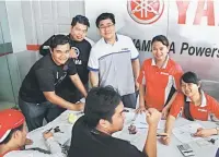  ??  ?? BERSAMA PELANGGAN: Brandon (berdiri tengah) beramah mesra bersama pelanggan.