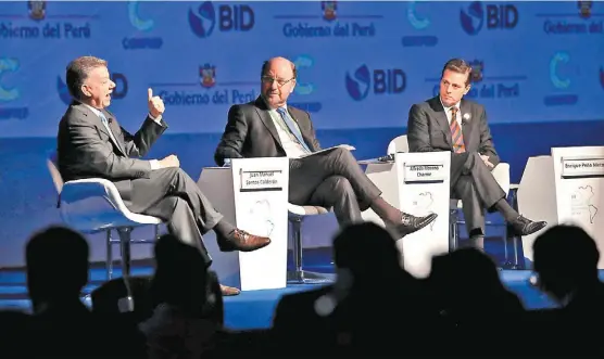 ?? MIGUEL GUTIÉRREZ ?? El mandatario participó en la tercera Cumbre Empresaria­l junto con su homólogo colombiano, Juan Manuel Santos, y el ministro chileno Alfredo Moreno.