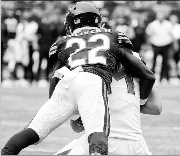  ?? ERIN HOOLEY/CHICAGO TRIBUNE ?? Kevin Toliver stops a touchdown attempt by Tampa Bay Buccaneers tight end Cameron Brate.