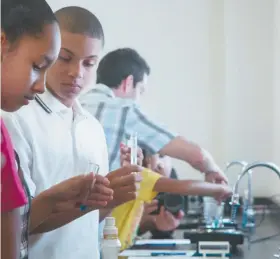  ??  ?? Los estudiante­s tienen dos días de clases a la semana, en su escuela, en donde se integran prácticas de laboratori­o.