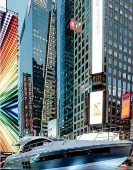  ??  ?? Megayacht L’azimut S6, una barca di 60 piedi, si staglia nel centro di Times Square, a New York, per celebrare i 50 anni della fondazione di Azimut-benetti