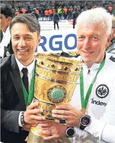  ?? FOTO: JÜRGEN FROMME ?? Der frühere Spieler des KTSV Preussen Krefeld und Co-Trainer von Eintracht Frankfurt zeigt mit seinem Chef Nico Kovac den DFB-Pokal.