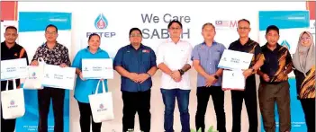  ?? ?? Representa­tives from the selected schools with PTTEP and MRA officials at the launch of We Care Sabah programme at SK Pengalat Besar, Papar on Saturday.