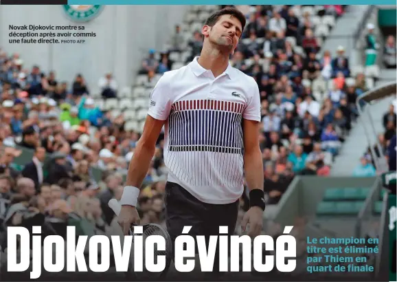  ??  ?? Novak Djokovic montre sa déception après avoir commis une faute directe.