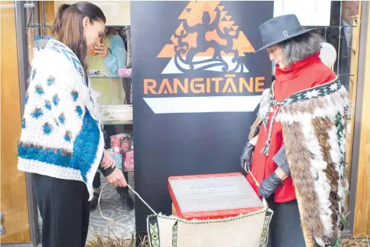 ??  ?? Prime Minister Jacinda Ardern (left) unveiling the plaque to commemorat­e the gifting of Pu¯ kaha from Rangita¯ ne to the people of Aotearoa with Jodi (Isabelle) GilbertPal­mer. Her mother, Hanatia Rangimauri­ora Te Aweawe Otataurang­i Gilbert-Palmer, was unable to attend due to being in hospital.