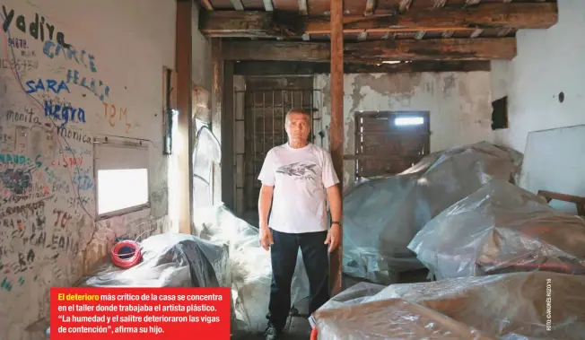  ??  ?? El deterioro más crítico de la casa se concentra en el taller donde trabajaba el artista plástico. “La humedad y el salitre deteriorar­on las vigas de contención”, afirma su hijo.