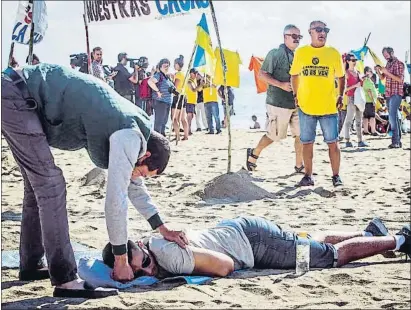  ?? LLIBERT TEIXIDÓ ?? Los vecinos hicieron una concentrac­ión en la playa, donde aún se encontraro­n a algún noctámbulo