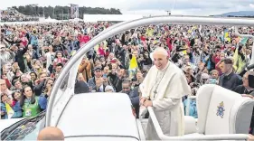  ?? PHOTOS: TONY GAVIN/ MAXWELLS/ COLIN KEEGAN, COLLINS DUBLIN ?? Visit: Crowds head to see Pope Francis and (top) the Phoenix Park last August.