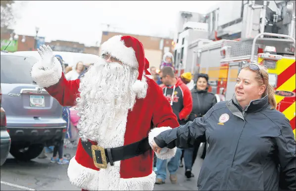  ?? SUZANNE TENNANT/POST-TRIBUNE PHOTOS ?? Santa Claus greets his fans as he arrives at the Crown Point Courthouse on Saturday.