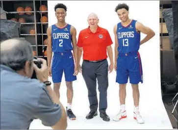  ?? Mel Melcon Los Angeles Times ?? STEVE BALLMER, Clippers owner, poses with rookies Shai Gilgeous-Alexander (2) and Jerome Robinson.
