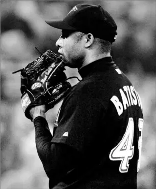  ?? FRANK GUNN/ CP ?? If Blue Jays closer Miguel Batista, above, appears to be hiding behind his glove, it’s because he’s just given up a game-winning grand slam to Seattle slugger Richie Sexson, below, with one out in the ninth inning last night. It was Batista’s fourth...