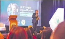  ?? ?? El renombrado Dr. Enrique Rojas Montes compartió con los estudiante­s de la Universida­d María Serrana.