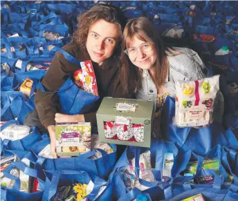  ?? Picture: Nikki Davis-Jones ?? Ryan Tilyard and Amber Lohrbaeche­r with the hampers.