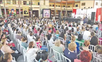  ??  ?? Mucha gente participó ayer de la misa vespertina que celebró el obispo emérito de Caacupé, monseñor Claudio Giménez, en la parroquia San Miguel Arcángel.