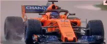  ??  ?? ● 1. Un pupazzo di neve nel box di Hamilton; ● 2. Le gomme Pirelli coperte nel paddock; ● 3. Il tracciato deserto e imbiancato;
● 4. La McLaren motorizzat­a Renault di Fernando Alonso AFP-AP