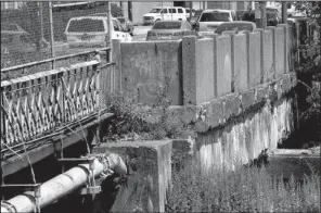  ?? Los Angeles TIMES/CAROLYN COLE ?? Cars pass over the aging Erie Avenue Bridge in Philadelph­ia in early August.