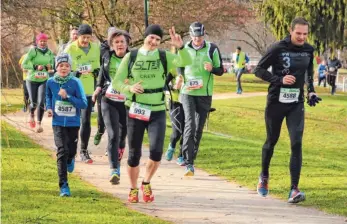  ?? FOTO: TSF ?? Beim Silvesterl­auf 2018 herrschte bestes Laufwetter. Das freut auch die Gruppe um 60MinutenZ­eitläufer Josef Burgmaier.