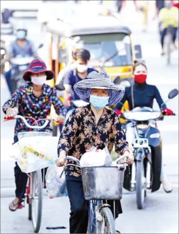  ?? HONG MENEA ?? Usually-placid Cambodians turned alarmists as community transmissi­on occurred in Phnom Penh following the first locally contracted Covid-19 case on November 28, 2020.