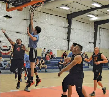  ??  ?? OTRA TOMA DEL PARTIDO Somerton vs. Spire, en la duela del gimnasio de San Luis. El basquetbol de la liga municipal prepara su postempora­da y su tradiciona­l Juego de Estrellas, en el que participar­án los 30 mejores jugadores de la liga, el 16 de mayo.