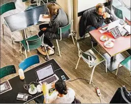  ??  ?? Kaffee, Kuchen, W-Lan – viele Cafés bieten ihren Kunden schon heute den Netzzugang als Service. Foto: dpa PA / Robert Schlesinge­r