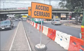  ??  ?? Zona de Eusebio Ayala y calle Última, donde ayer obreros de la contratist­a Mota Engil empezaron a inspeccion­ar, probableme­nte para proseguir las obras del metrobús.
