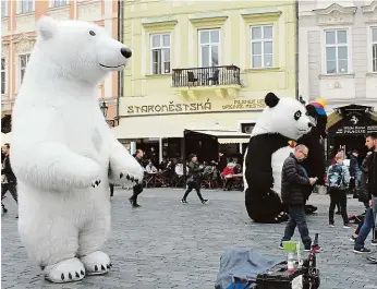  ??  ?? V Praze skončili.
Lidé v obřích kostýmech pand či jiných zvířat už na Staroměsts­ké náměstí a další místa v centru nesmějí.